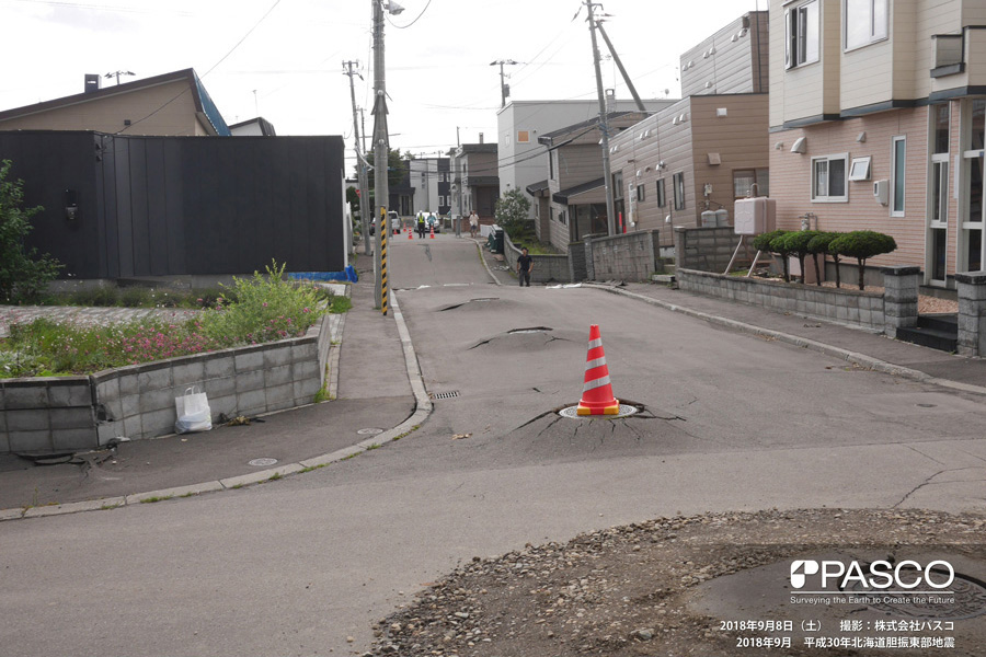 札幌市清田区里塚一条１丁目～２丁目付近　道路及び宅地地盤に1m以上の沈下が発生している。噴砂は殆ど確認されない。