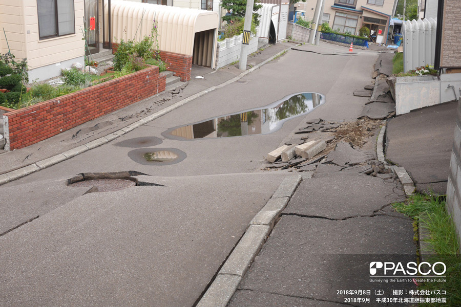 札幌市清田区里塚一条１丁目～２丁目付近　道路及び宅地地盤に1m以上の沈下が発生している。噴砂は殆ど確認されない。