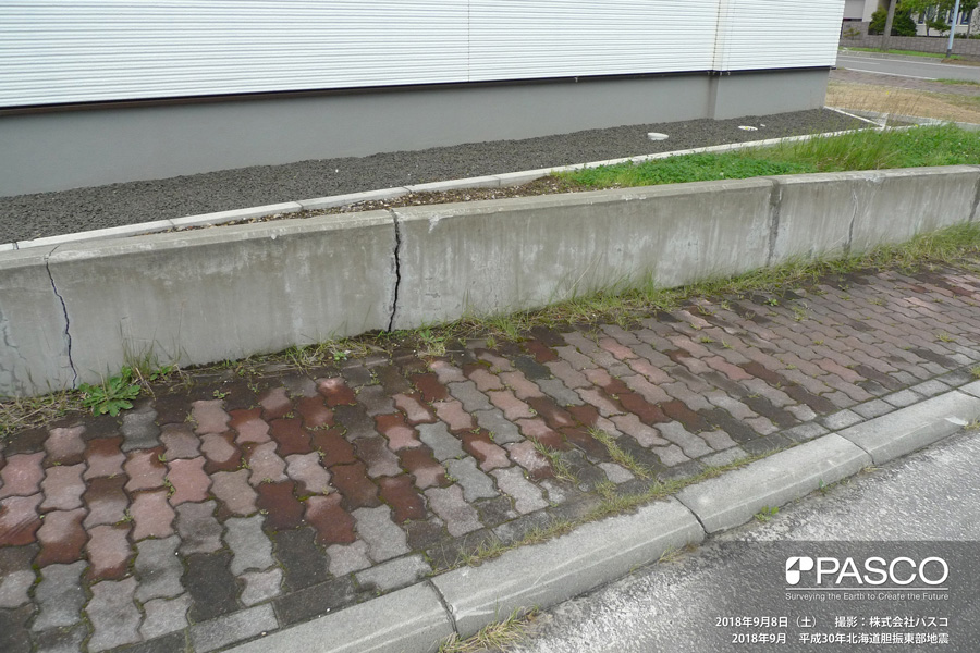 札幌市清田区美しが丘四条７丁目～一条７丁目付近　コンクリートブロックのクラックの開口補修跡が今回の地震によって再び開口している。液状化による被害を繰り返し被っている可能性がある。