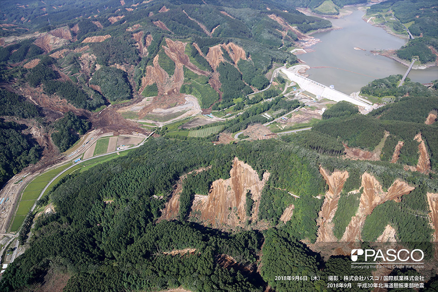 厚真町幌内　厚幌ダム周辺で、山腹斜面上部から多数の表層崩壊が発生した