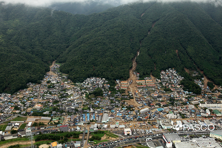 広島県広島市安佐南区緑井町および八木町　複数の谷で土石流が発生し、土砂はJR可部線まで到達している。
