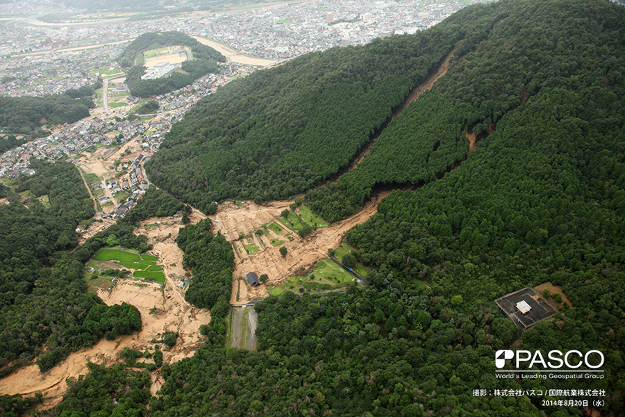 広島県広島市安佐北区可部町大字上原地区　山腹斜面で発生した土石流の発生から流下堆積状況。