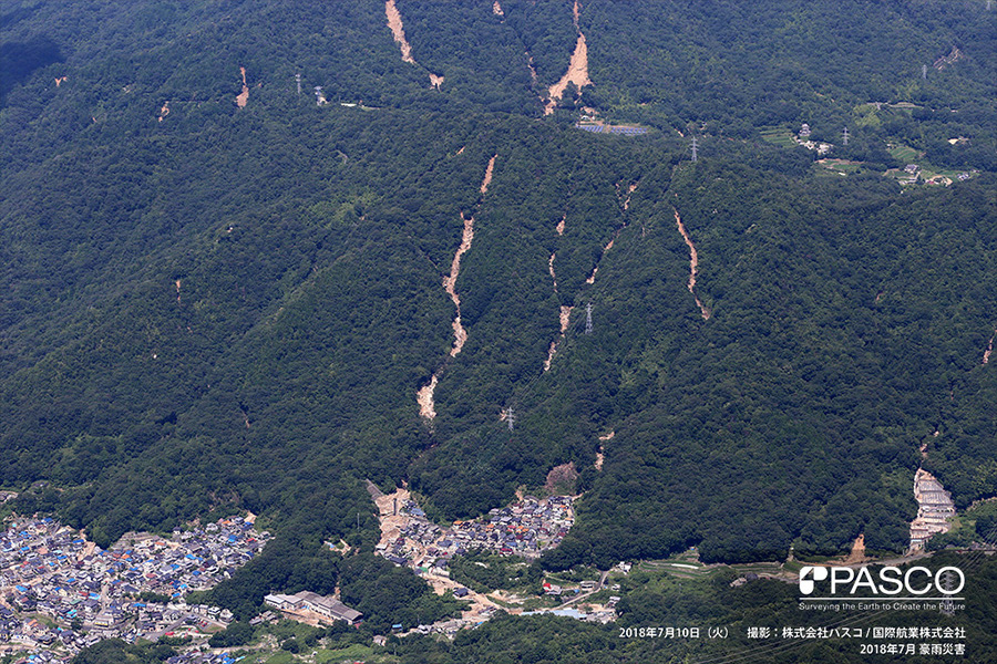 広島県広島市安芸区矢野東　斜面崩壊により発生した土石流が住宅地に流下