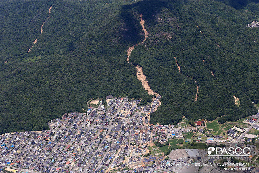 広島県呉市焼山東　斜面崩壊により発生した土石流住宅地内に流入