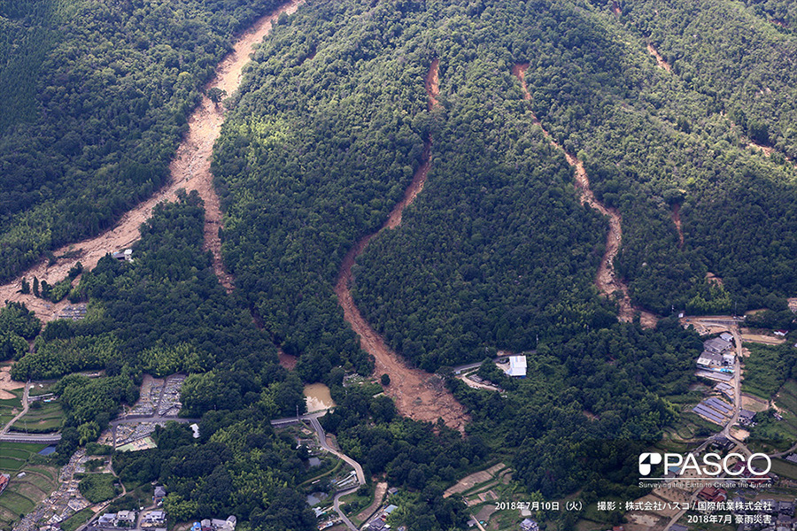 広島県安芸郡熊野町城之堀　複数箇所で斜面崩壊が発生し、一部の土石流は道路を横断して流下