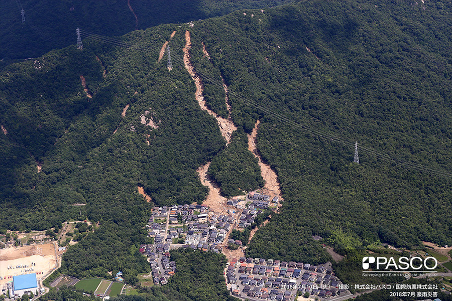 広島県安芸郡熊野町川角　斜面崩壊により発生した土石流で複数の住宅が倒壊