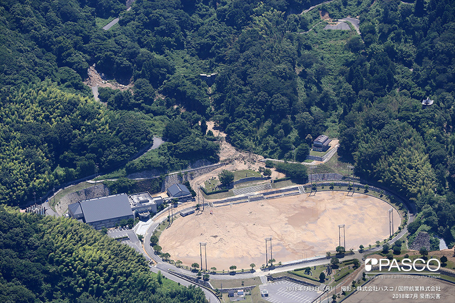 愛媛県今治市宮窪町　宮窪石文化運動公園　斜面崩壊が発生しグラウンドへ土砂が流入