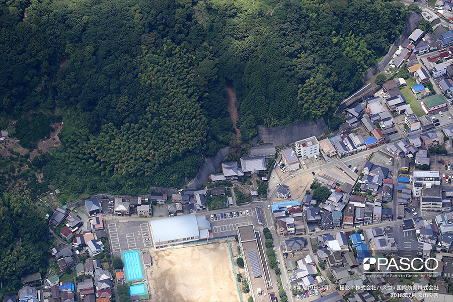 愛媛県八幡浜市広瀬　斜面崩壊が発生し、土砂が寺院に流入