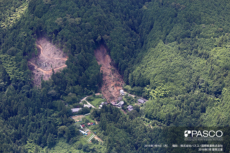 愛媛県大洲市北裏　住宅の背後で斜面崩壊が発生し、住宅が倒壊