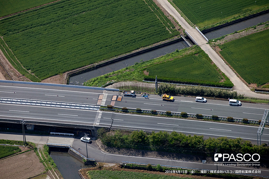 熊本市東区付近。九州自動車道の被災状況。橋梁取付け部に段差が生じている。