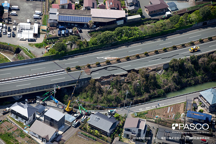 熊本市東区付近。九州自動車道の被災状況。盛土部が崩壊し、路面が陥没している。